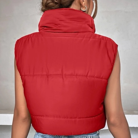 Sleeveless red crop puffer coat - Picture 4 of 4
